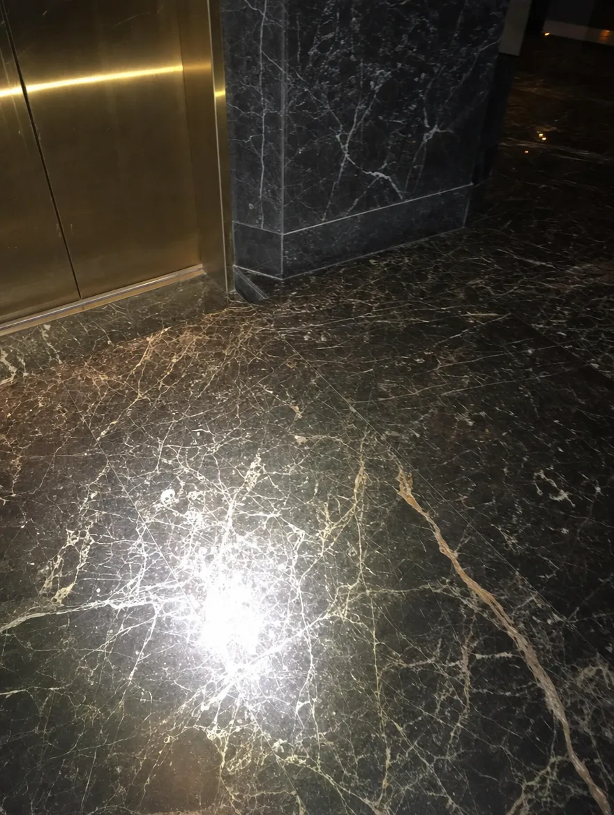 Flash wypala jasną plamę w kamiennej posadzce.
